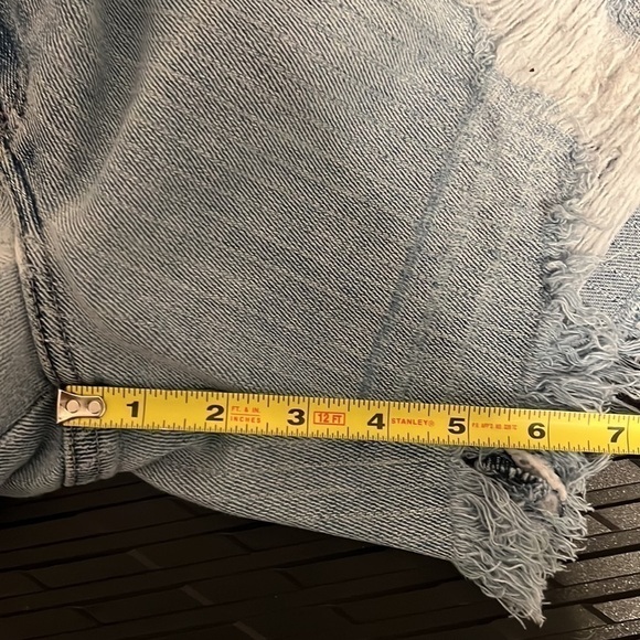 Woman’s Plus Striped Levi’s White Tag Stretchy Distressed Shorts Size 18 - Picture 12 of 12